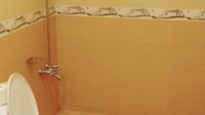 Un baño con inodoro, ducha y lavamanos.