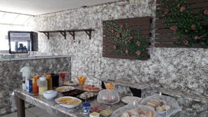 Daily buffet breakfast for a fee - Pousada Flor do Caribe (Baia Formosa)