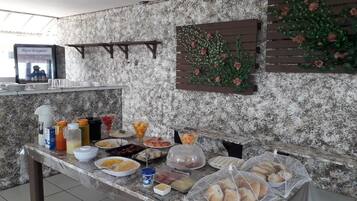 Café da manhã com buffet todos os dias (BRL 15 por pessoa)