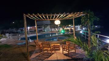 Fachada da propriedade à noite