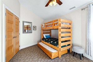 5 Schlafzimmer, Schreibtisch, Bügeleisen/Bügelbrett, kostenloses WLAN