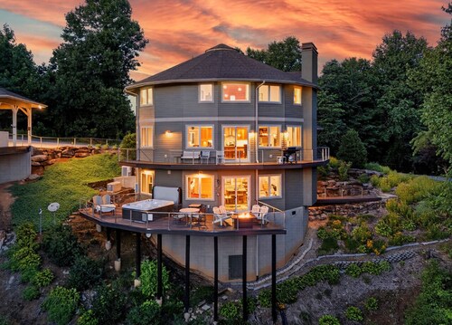 Skytop Chalet | Pet Friendly, Hot Tub & Stunning Mountain Views!