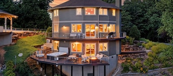 Skytop Chalet | Pet Friendly, Hot Tub & Stunning Mountain Views!