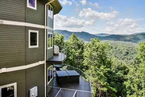 Skytop Chalet | Pet Friendly, Hot Tub & Stunning Mountain Views!
