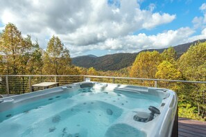 Bañera de hidromasaje al aire libre