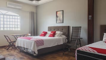 Escritorio, sistema de insonorización, wifi gratis y ropa de cama