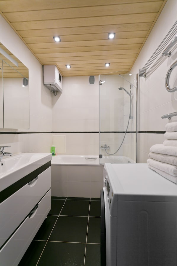 Departamento, 2 habitaciones | Baño | Tina, secadora de cabello, toallas, jabón 