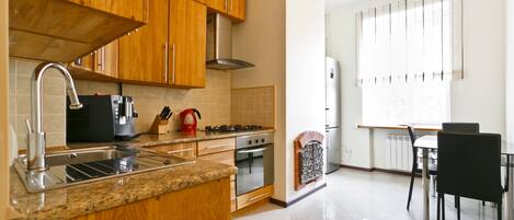 Departamento, 2 habitaciones | Cocina privada | Refrigerador con congelador, microondas, horno y parrilla de estufa