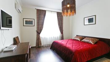 Apartment, 2 Bedrooms | Hypo-allergenic bedding, blackout drapes, iron/ironing board