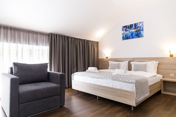 Superior Room | Living area | Flat-screen TV - Hotel Antonio (Uzhhorod)