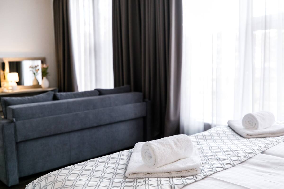Habitación familiar | Minibar, escritorio, sistema de insonorización
