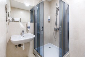Chambre Confort | Salle de bain | Douche, douche hydromassante, articles de toilette gratuits