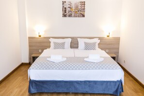 Standard Room | Bathroom | Shower, hydromassage showerhead, free toiletries, hair dryer - Hotel Antonio (Uzhhorod)