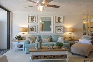 Condo, 2 chambres | Aire de séjour | Téléviseur