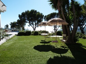 Outdoor dining - Luxurious architect villa with panoramic sea and Cap Canaille view ***** (Cassis)
