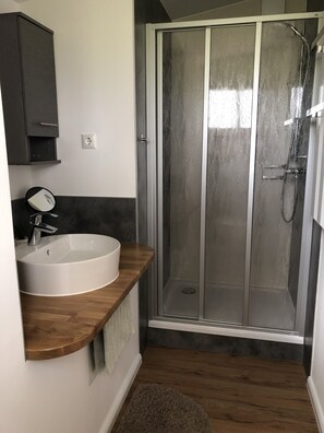 Een douche, een haardroger, handdoeken, toiletpapier