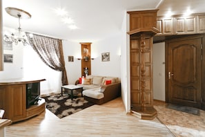 Apartamento, 1 habitación | Sala de estar | Televisión LCD de 50 pulgadas con canales por satélite, una televisión