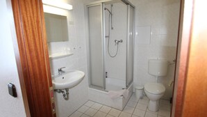 A bathroom with a shower, sink, and toilet. - Schlafhaus Dünenweg 16 (Heringsdorf)
