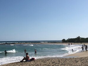 En la playa y camastros 