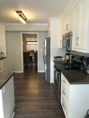 Kjøleskap, mikrobølgeovn, ovn og kokeplater