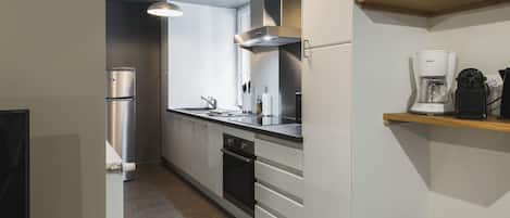 Jääkaappi, mikroaaltouuni, uuni, liesi