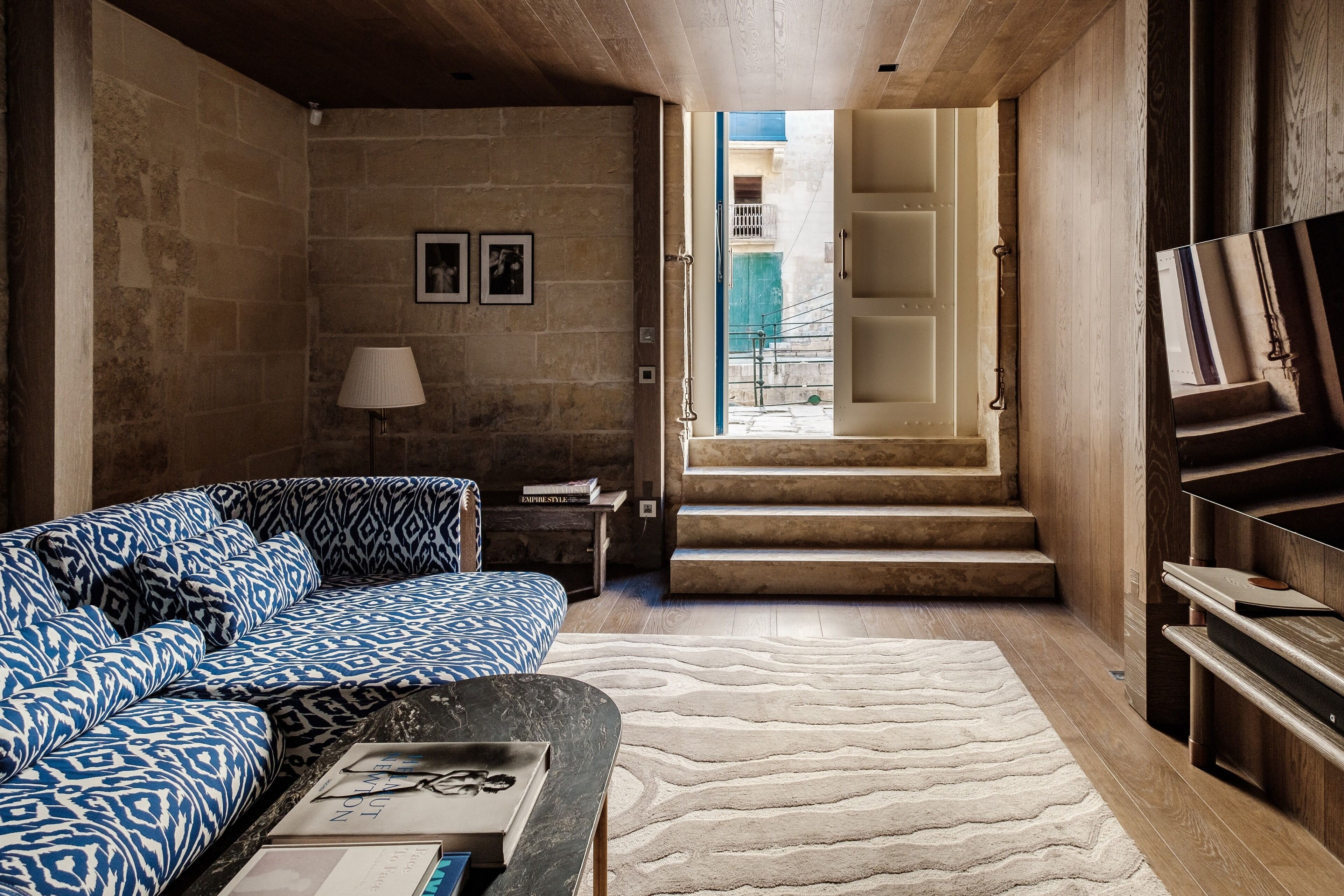 55-cm smart tv with cable channels