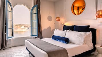 Sengetøy av topp kvalitet, minibar og safe på rommet