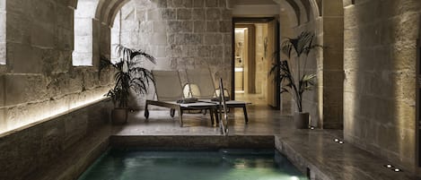 Kolam renang tertutup