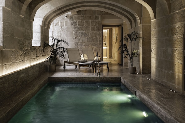 Indoor pool - Iniala Harbour House (Valletta)
