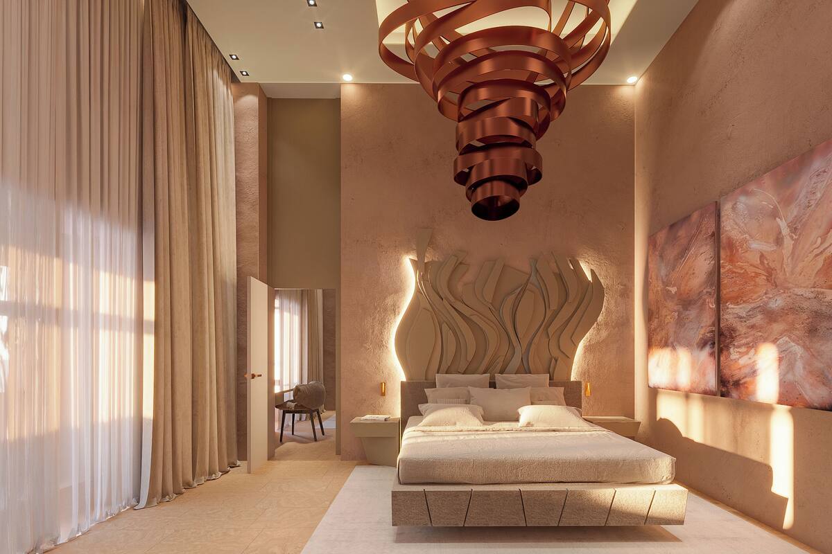 Un dormitorio moderno con una cama grande, una original pieza de arte mural y una lámpara de diseño contemporáneo.