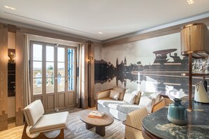 تلفزيون ذكي بحجم 55-سم يعرض قنوات تلفزيونية باشتراك مدفوع