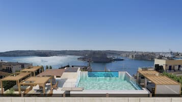 Piscina interna, piscina externa sazonal, guarda-sóis, espreguiçadeiras