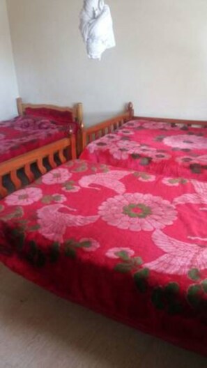 Kamar Triple Standar | Meja kerja, tirai kedap cahaya, dan seprai linen
