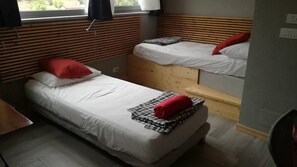Escritorio, wifi gratis, ropa de cama y acceso para silla de ruedas