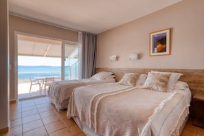 Familiekamer, terras, uitzicht op zee | Een kluis op de kamer, individueel gedecoreerd, individueel gemeubileerd