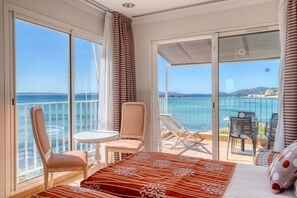 Coffre-fort, décor unique, ameublement unique, fer et planche à repasser