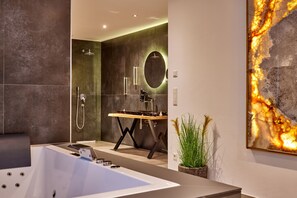 Shower, eco-friendly toiletries, hair dryer, towels - To pamper yourself: Whirlpool, sauna, relaxation area, garden, barbecue, view of the mountains (Garmisch Partenkirchen)