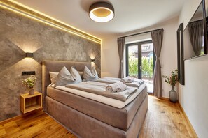 4 chambres, coffre-fort, fer et planche à repasser, lit de bébé portatif
