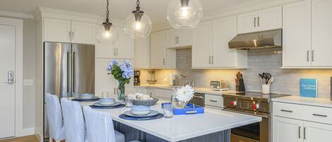 Een koelkast, een magnetron, een oven, een kookplaat