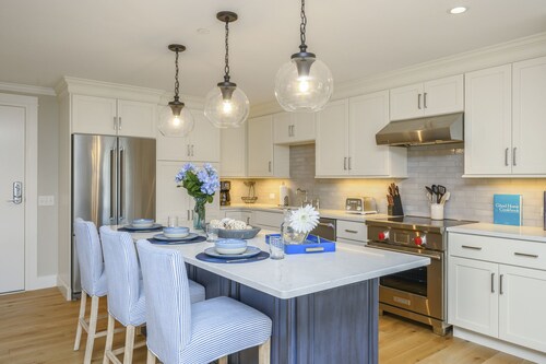 Luxury Downtown Harwich Port Condo Retreat