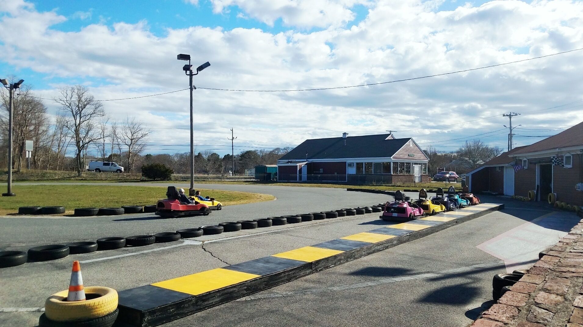 Une piste de karting avec un bâtiment en arrière-plan.