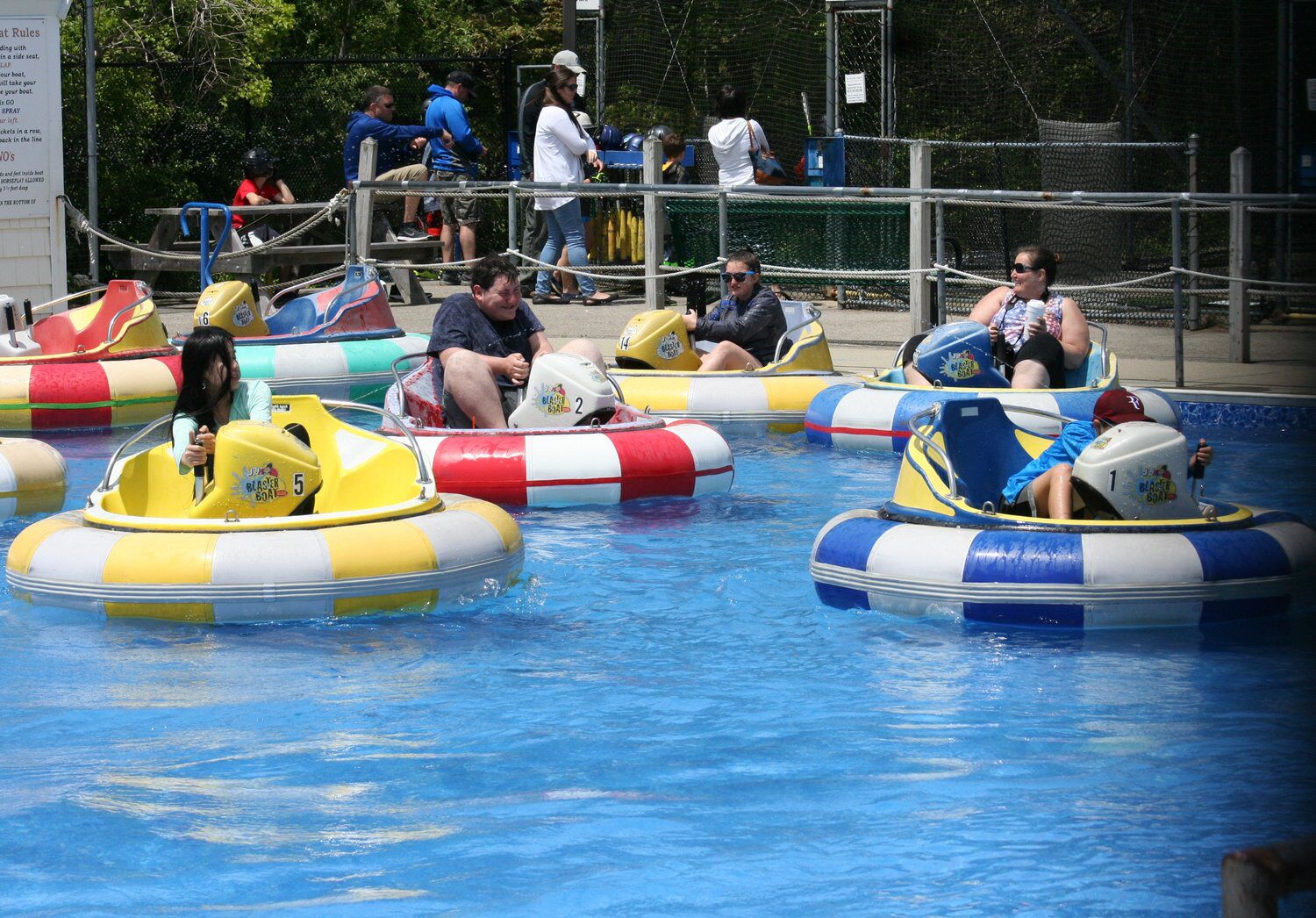 Ein Wasserpark mit Schlauchbooten und Menschen, die das Wasser genießen.