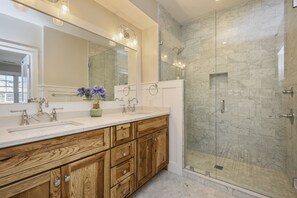 Combined shower/bathtub, rainfall showerhead, hair dryer, towels - TJs Tide: Prime Location Condo w/ Outdoor Deck (Harwich Port)