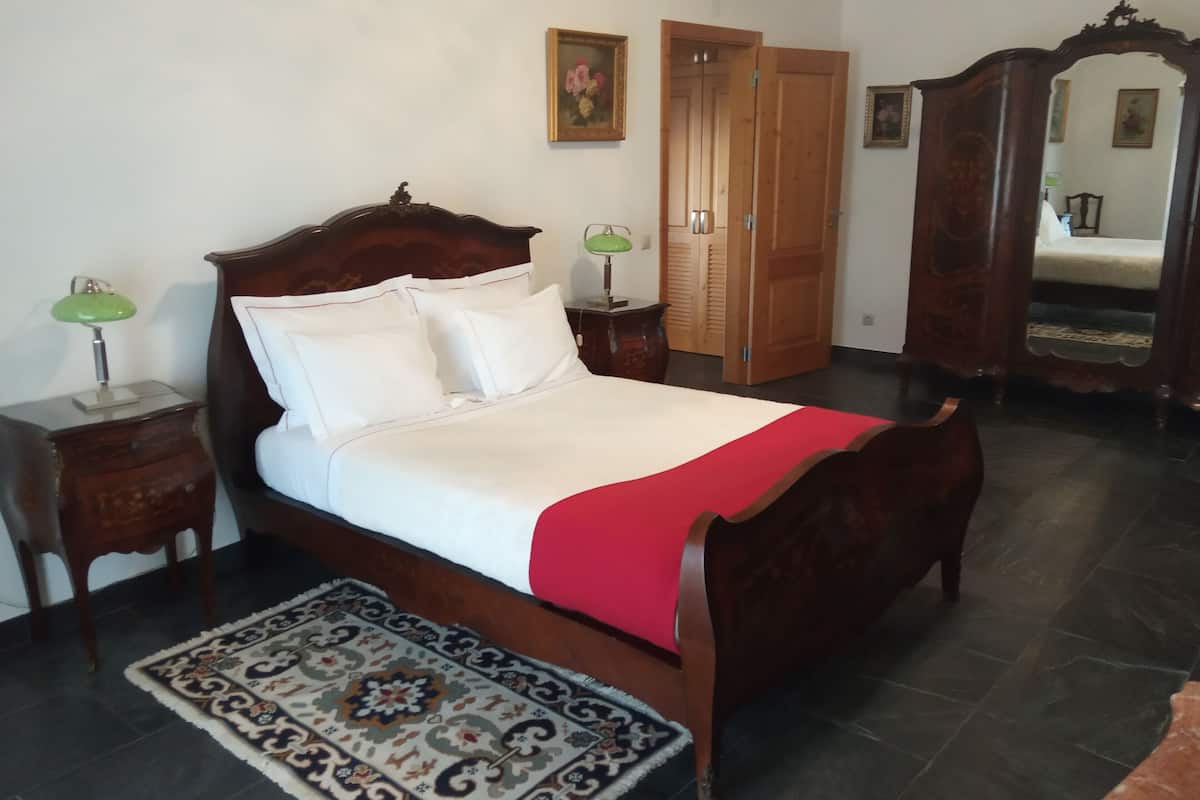 2 bedrooms, premium bedding, soundproofing, free cribs/infant beds