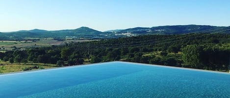 Een buitenzwembad en ligstoelen