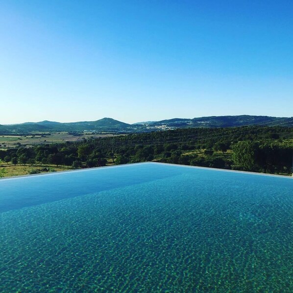 Piscine extérieure, chaises longues