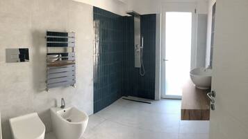 Doccia, asciugacapelli, asciugamani, sapone