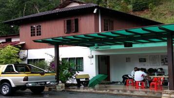 Daily local cuisine breakfast (MYR 5.00 per person)