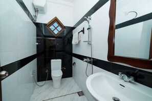 Quarto luxo | Banheiro | Chuveiro, produtos de toalete grátis, toalhas de banho