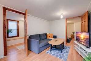 TV, Netflix, streaming services - Quaint and Charming 2BR APT in Central Oakland (Oakland)
